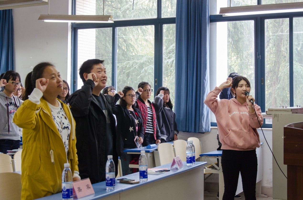 青马工程办公室副主任王艺蓉带领宣读誓词